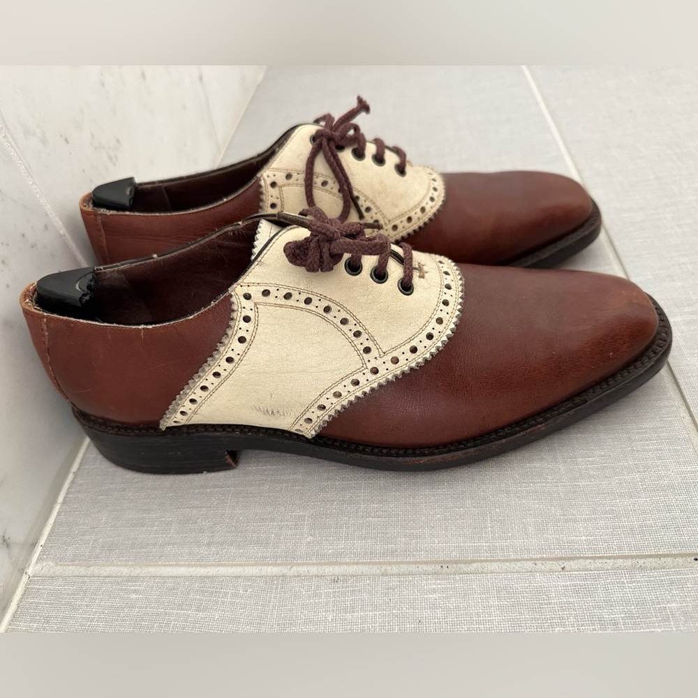 Amazing two tone vintage shoes in excellent condition. Goodyear welt.
